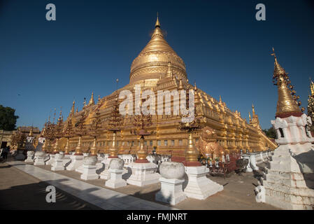 Shwezigon Pagoda di Bagan, Myanmar Foto Stock