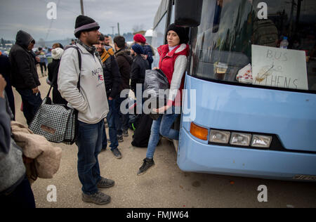 Idomeni, Grecia. Xii Mar, 2016. I rifugiati del campo profughi al confine tra la Grecia e la Macedonia, Idomeni, Grecia, 11 marzo 2016. Dal momento che il confine era chiuso, 12.500 rifugiati vivono nel campo. Foto: Kay Nietfeld/dpa Credito: dpa picture alliance/Alamy Live News Foto Stock