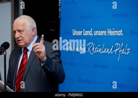 Neuwied, Germania. Undicesimo Mar, 2016. Ex Presidente della Repubblica ceca Vaclav Klaus ad una campagna di evento di chiusura del file AfD in Neuwied, Germania, 11 marzo 2016. Foto: Thomas Frey/dpa/Alamy Live News Foto Stock