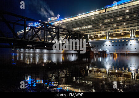 La più recente nave da crociera del cantiere Meyer chiamato 'ovazione dei mari' essendo trasferita attraverso la stretta del fiume Ems per il Mare del Nord, Papenburg, Germania, 11 marzo 2016. A circa 348 metri di lunghezza della nave passeggeri verrà più tardi in darsena Duthc Eemshaven e poi continuare il suo viaggio a Bremerhaven al fine di essere preparati per il trasferimento a US Shipping Company "Ryal Caribbean International'. Foto: INGO WAGNER/dpa Foto Stock