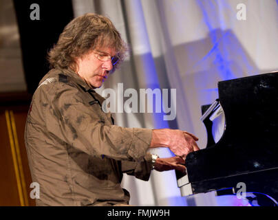 Francoforte, Germania. 23 mar 2010. FILE - British legenda per tastiera Keith Emerson ricezione di Musica di Francoforte 2010 Prezzo a 'Kaisersaal des Roemers' a Francoforte, Germania, 23 marzo 2010. Foto: Frank Rumpenhorst/dpa/Alamy Live News Foto Stock