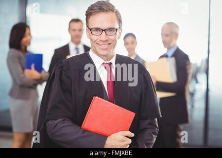 Avvocato in possesso di un libro di diritto Foto Stock