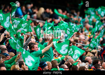 Aviva Stadium, Dublino, Irlanda. Xii Mar, 2016. RBS 6 Nazioni campionati. L'Irlanda contro l'Italia. In Irlanda i fan di celebrare un cliente. Credito: Azione Sport Plus/Alamy Live News Foto Stock