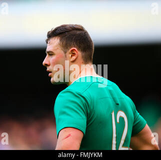 Aviva Stadium, Dublino, Irlanda. Xii Mar, 2016. RBS 6 Nazioni campionati. L'Irlanda contro l'Italia. Robbie Henshaw (Irlanda). Credito: Azione Sport Plus/Alamy Live News Foto Stock