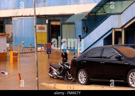 Jakarta, Indonesia. Xii Mar, 2016. Pesanggrahan acqua di un fiume che attraversa Cipulir in overflow e inondato il parcheggio di ITC, Sud Jakarta, Indonesia. Allagamento dello straripamento del fiume Ciliwung realizzato migliaia di case allagate. Basato su dati provenienti da operazioni del centro di controllo (Pusdalops) Regionale Disaster Management Agency (BPBD) di Giacarta, come molti come 12,134 vive, 3,366 famiglie sono state allagate. Credito: Sutrisno Jambul/Pacific Press/Alamy Live News Foto Stock