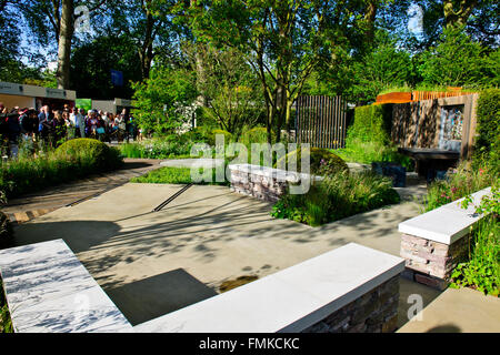 Homebase rifugio urbano Giardino con cancro Macmillann supporto,Cinque giorni di evento del calendario,la regina assiste,Chelsea Flower Show 2015 Foto Stock