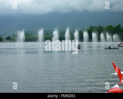 Fontane in Dal lago lungo Boulevard Road vicino alla strada che conduce a Chshma Shahi, Srinagar Kashmir. Foto Stock