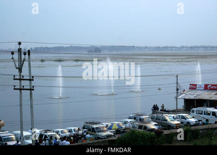 Fontane in Dal lago lungo Boulevard Road vicino alla strada che conduce a Chshma Shahi, Srinagar Kashmir. Foto Stock