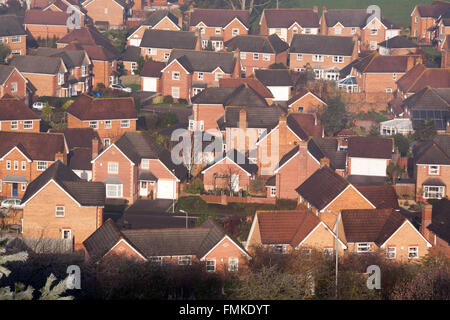 Nuovo alloggiamento dello sviluppo in Glastonbury,città, visto dalla collina di Wearyall,Somerset, Inghilterra,U.K.,l'Europa. Foto Stock