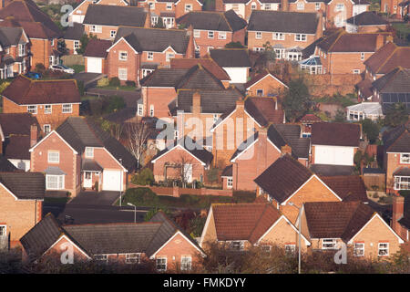 Nuovo alloggiamento dello sviluppo in Glastonbury,città, visto dalla collina di Wearyall,Somerset, Inghilterra,U.K.,l'Europa. Foto Stock