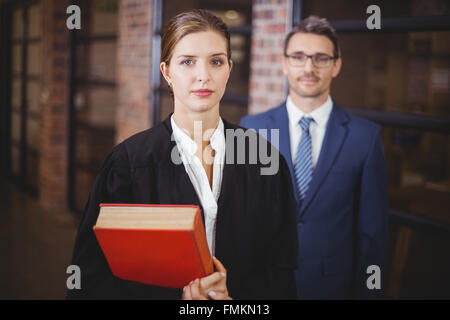 Fiducioso avvocato femmina con imprenditore in office Foto Stock