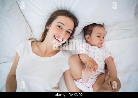 Elevato angolo di visione della donna felice giacente con la figlia Foto Stock