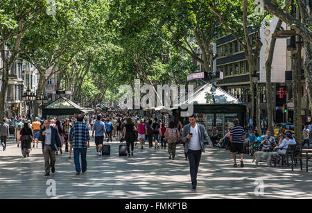 Persone a La Rambla street a Barcellona, Spagna Foto Stock