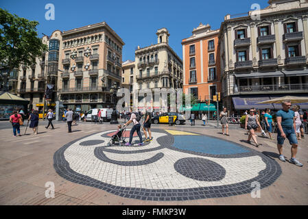 Pla de l'os mosaico di Joan Miro a La Rambla street a Barcellona, Spagna. Casa di ombrelli (Casa Bruno Cuadros) sul lato sinistro Foto Stock