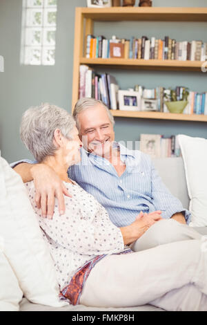 Felice romantico coppia senior seduto sul divano Foto Stock