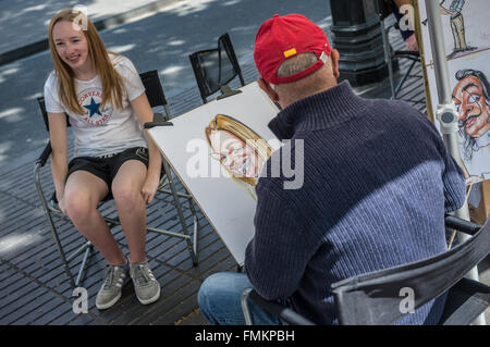 Street caricatura pittore a La Rambla street a Barcellona, Spagna Foto Stock