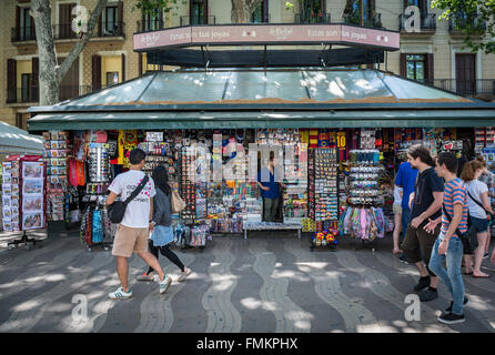 Negozio di souvenir kiosk presso La Rambla street a Barcellona, Spagna Foto Stock