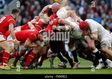 Londra, Regno Unito. Xii Mar, 2016. Il Galles, Inghilterra Scrum Inghilterra Ru v Galles Ru RBS Sei Nazioni Campionato Twickenham, Londra, Inghilterra 12 marzo 2016 Rugby RBS Sei Nazioni Campionato Stadio di Twickenham, Londra, Inghilterra © Allstar Picture Library/Alamy Live News Foto Stock