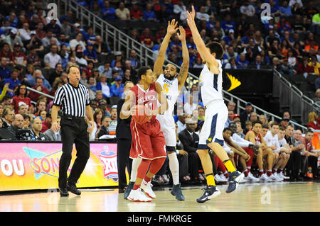 Kansas City, Missouri, Stati Uniti d'America. Undicesimo Mar, 2016. La doppietta del team di West Virginia alpinisti avanti Nathan Adrian (11) e West Virginia alpinisti guard Jaysean Paige (5) forza Oklahoma Sooners guard Isaia cugini (11) per prelevare i suoi dribbling durante il NCAA Big 12 campionato di pallacanestro degli uomini di semi-gioco finale tra la Oklahoma Sooners e il West Virginia alpinisti presso il Centro Sprint a Kansas City, Missouri. Kendall Shaw/CSM/Alamy Live News Foto Stock