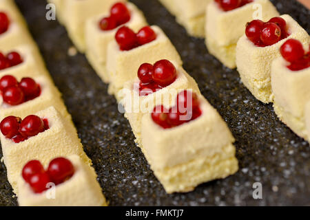 La vaniglia torta con frutta rossa sulla parte superiore Foto Stock