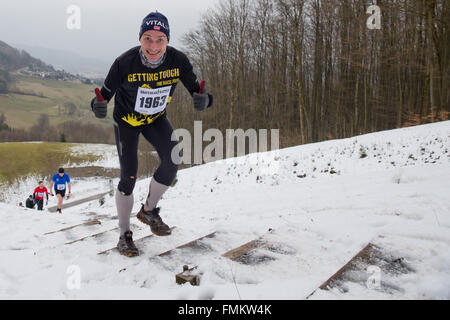 Bischofsheim, Germania. Xii Mar, 2016. Un partecipante di estrema eseguire Braveheart battaglia in Bischofsheim, Germania, 12 marzo 2016. Quasi 2.700 corridori hanno la necessità di gestire un 30 chilometro via con 45 ostacoli. Il extremerun conduce attraverso acqua ghiacciata, profonde buche di fango e di fuoco caldo ostacoli. Si è detto di essere uno tra i più duri in Europa. Foto: DANIEL KARMANN/dpa/Alamy Live News Foto Stock