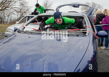 Bischofsheim, Germania. Xii Mar, 2016. I partecipanti delle condizioni estreme di eseguire Braveheart battaglia ostacoli di arrampicata in Bischofsheim, Germania, 12 marzo 2016. Quasi 2.700 corridori hanno la necessità di gestire un 30 chilometro via con 45 ostacoli. Il extremerun conduce attraverso acqua ghiacciata, profonde buche di fango e di fuoco caldo ostacoli. Si è detto di essere uno tra i più duri in Europa. Foto: DANIEL KARMANN/dpa/Alamy Live News Foto Stock