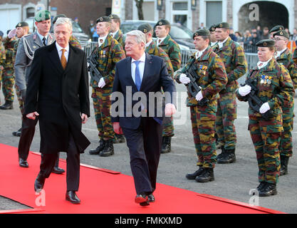 Eupen, Belgio. Decimo Mar, 2016. Il Presidente tedesco Joachim Gauck (C) è visto sfilare con gli onori militari dal Belgio del re Philippe (L) in Eupen, Belgio, 10 marzo 2016. Gauck era su una visita di tre giorni in Belgio. Foto: WOLFGANG KUMM/dpa/Alamy Live News Foto Stock