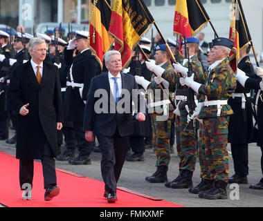 Eupen, Belgio. Decimo Mar, 2016. Il Presidente tedesco Joachim Gauck (C) è visto sfilare con gli onori militari dal Belgio del re Philippe (L) in Eupen, Belgio, 10 marzo 2016. Gauck era su una visita di tre giorni in Belgio. Foto: WOLFGANG KUMM/dpa/Alamy Live News Foto Stock