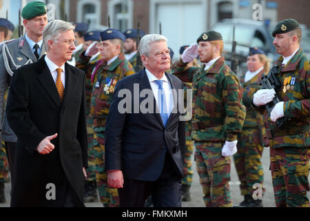 Eupen, Belgio. Decimo Mar, 2016. Il Presidente tedesco Joachim Gauck (C) è visto sfilare con gli onori militari dal Belgio del re Philippe (L) in Eupen, Belgio, 10 marzo 2016. Gauck era su una visita di tre giorni in Belgio. Foto: WOLFGANG KUMM/dpa/Alamy Live News Foto Stock