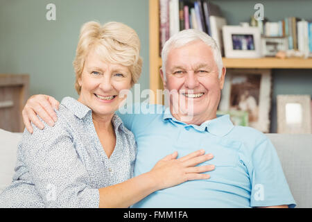 Ritratto di coppia senior sorridere mentre avvolgente Foto Stock