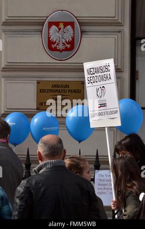 Londra, Regno Unito. Xii Mar, 2016. Dimostrazione di cittadini polacchi dall'Ambasciata polacca a sostegno del Comitato per la difesa delle democrazie. Credito: Marcin Libera/Alamy Live News Foto Stock