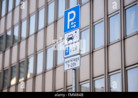 Amburgo, Germania. 09Mar, 2016. Un segno che consente di parcheggio gratuito di auto elettriche nella foto ad Amburgo, Germania, 09 marzo 2016. La città di Amburgo ha istituito un nuovo polo di ricarica incluse nuove indicazioni per il parcheggio gratuito e la ricarica delle auto elettriche su Schoenhausener Allee (lit. Schoenhausen Avenue). Foto: LUKAS SCHULZE/dpa/Alamy Live News Foto Stock