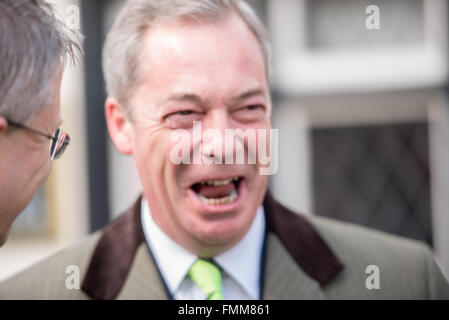 Romford, Essex, XII marzo 2016, Nigel Farage MEP, leader dell'UKIP di campagna elettorale in Romford, Essex sul giorno di mercato, con Andrew Rosindell MP a sostegno del ritiro del Regno Unito dalla Unione Europea. Credito: Ian Davidson/Alamy Live News Foto Stock