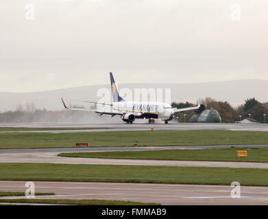 Ryanair Boeing 737-8come corpo stretto piano passeggero (EI-DPM) arrivando all'Aeroporto Internazionale di Manchester sulla pista. Foto Stock
