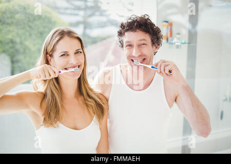 Coppia felice la spazzolatura dei denti Foto Stock