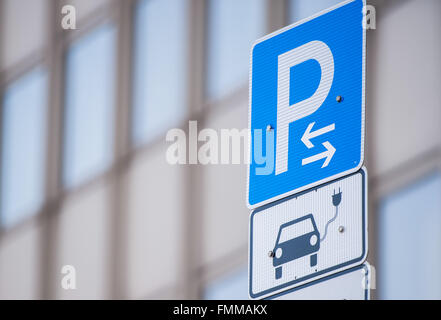 Amburgo, Germania. 09Mar, 2016. Un segno che consente di parcheggio gratuito di auto elettriche nella foto ad Amburgo, Germania, 09 marzo 2016. La città di Amburgo ha istituito un nuovo polo di ricarica incluse nuove indicazioni per il parcheggio gratuito e la ricarica delle auto elettriche su Schoenhausener Allee (lit. Schoenhausen Avenue). Foto: LUKAS SCHULZE/dpa/Alamy Live News Foto Stock