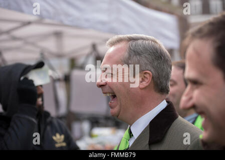 Romford, Essex, XII marzo 2016, Nigel Farage MEP, leader dell'UKIP campainging a Romford, Essex sul giorno di mercato, con Andrew Rosindell MP a sostegno del ritiro del Regno Unito dalla Unione Europea. Credito: Ian Davidson/Alamy Live News Foto Stock