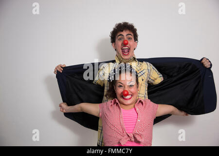 Due clown sorridenti ed esecuzione Foto Stock
