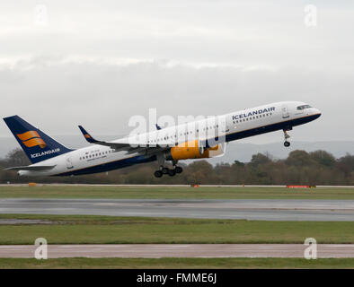 Icelandair Boeing 757-200 corpo stretto piano passeggero (TF-FIA) decollo dall'Aeroporto Internazionale di Manchester sulla pista. Foto Stock