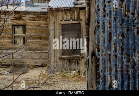 Lone Pine, California, Stati Uniti d'America. Xii Mar, 2016. Keeler, California è praticamente una città fantasma. Molti dei suoi edifici sono vacanti e fatiscenti, il lago si trova sulla è asciutto, le miniere della città è stata costruita per il supporto sono riprodotti, ancora una cinquantina di persone che vivono nelle città, così un completo di Ghost Town non lo è. La città, attualmente con una popolazione di 50, si trova sulle sponde del lago Owens che una volta era abbastanza profondo per vedere il sistema di cottura a vapore di navi di attraversare il lago con il minerale dalle miniere locali. Nel 1913 la maggior parte del lago di acqua è stata deviata a Los Angeles acquedotto rendendo l'area vittima di frequenti d Foto Stock