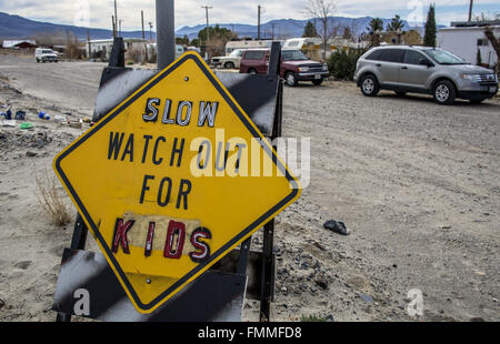 Lone Pine, California, Stati Uniti d'America. Xii Mar, 2016. Keeler, California è praticamente una città fantasma. Molti dei suoi edifici sono vacanti e fatiscenti, il lago si trova sulla è asciutto, le miniere della città è stata costruita per il supporto sono riprodotti, ancora una cinquantina di persone che vivono nelle città, così un completo di Ghost Town non lo è. La città, attualmente con una popolazione di 50, si trova sulle sponde del lago Owens che una volta era abbastanza profondo per vedere il sistema di cottura a vapore di navi di attraversare il lago con il minerale dalle miniere locali. Nel 1913 la maggior parte del lago di acqua è stata deviata a Los Angeles acquedotto rendendo l'area vittima di frequenti d Foto Stock