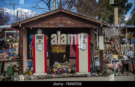 Lone Pine, California, Stati Uniti d'America. Xii Mar, 2016. Keeler, California è praticamente una città fantasma. Molti dei suoi edifici sono vacanti e fatiscenti, il lago si trova sulla è asciutto, le miniere della città è stata costruita per il supporto sono riprodotti, ancora una cinquantina di persone che vivono nelle città, così un completo di Ghost Town non lo è. La città, attualmente con una popolazione di 50, si trova sulle sponde del lago Owens che una volta era abbastanza profondo per vedere il sistema di cottura a vapore di navi di attraversare il lago con il minerale dalle miniere locali. Nel 1913 la maggior parte del lago di acqua è stata deviata a Los Angeles acquedotto rendendo l'area vittima di frequenti d Foto Stock