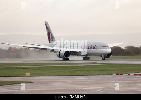 Qatar Airways Boeing Dreamliner 787-8 wide-body passnenger piano (A7-SBCW) arriva all'Aeroporto Internazionale di Manchester sulla pista. Foto Stock