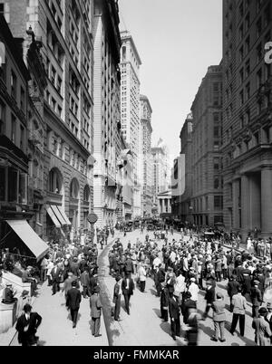 Broker di cordolo su Broad Street nella città di New York all'inizio del XX secolo. Foto scattata tra 1910 e 1920 Foto Stock