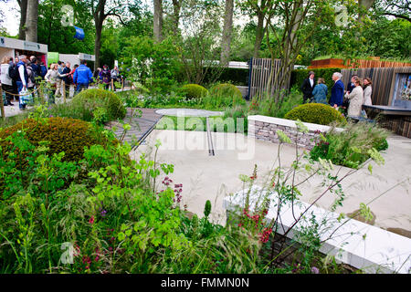 Homebase rifugio urbano Giardino con cancro Macmillann supporto,Cinque giorni di evento del calendario,la regina assiste,Chelsea Flower Show 2015 Foto Stock