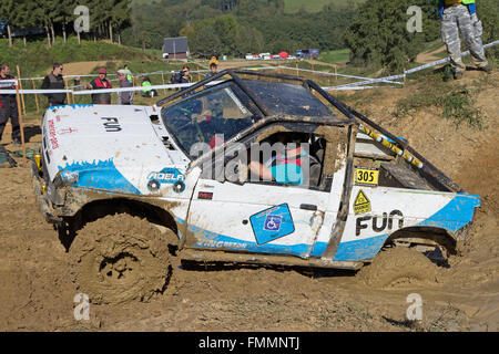 Off road auto supera una profonda piscina di acqua Foto Stock