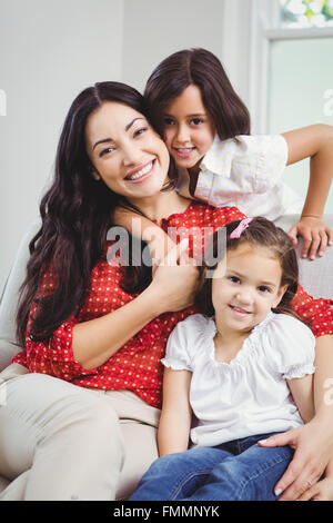 Ritratto di sorridere la madre e le figlie Foto Stock