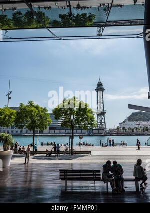 Vista sulla Torre Jaume I di Port Vell linea tramviaria da Maremagnum shopping mall nel Port Vell di Barcellona, Spagna Foto Stock