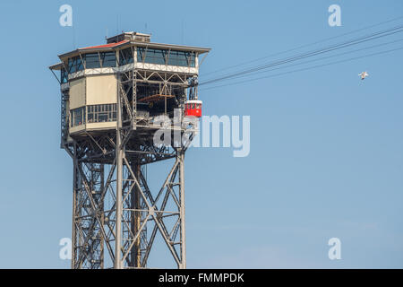 Torre Sant Sebastia torre di Port Vell linea tramviaria a Barcellona, Spagna Foto Stock