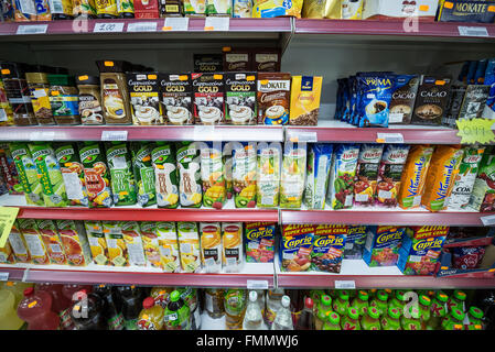 Succhi di frutta e caffè istantaneo in negozio con prodotti provenienti dalla Polonia nel quartiere Eixample, Barcellona, Spagna Foto Stock